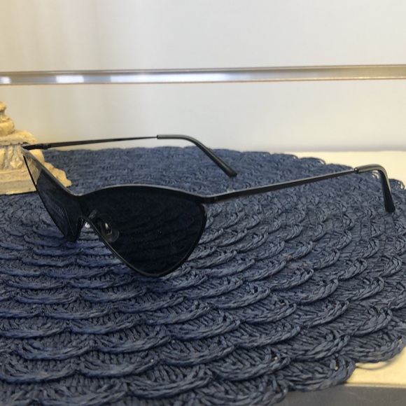 Retro Cats Eye 100% UV Protection Vera Wang Sunglasses - Picture 4 of 7